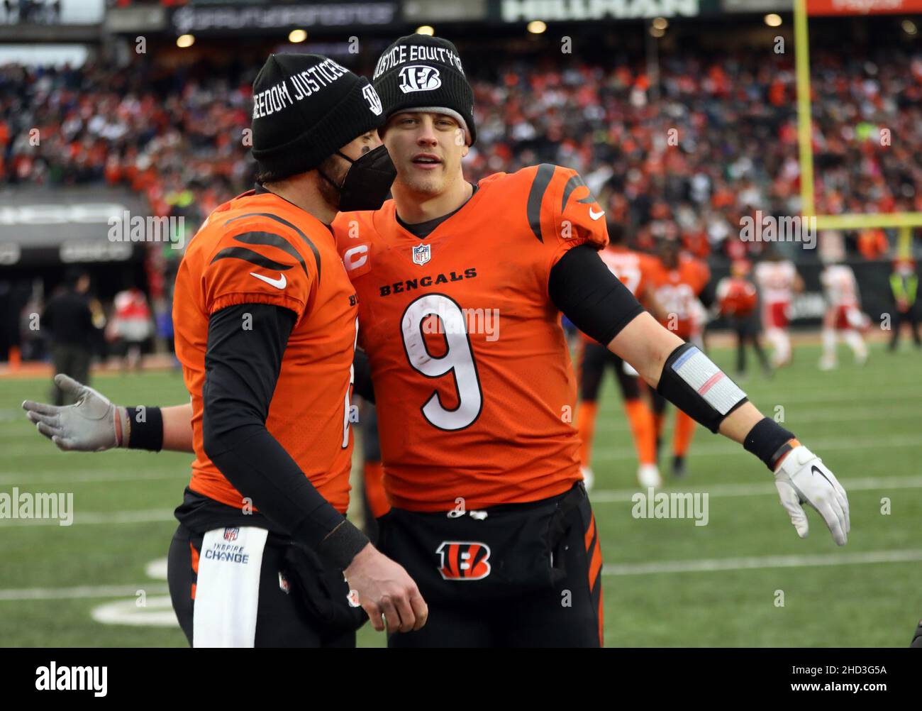 Cincinnati, Stati Uniti. 02nd Jan 2022. Il quarterback di Cincinnati Bengals Joe Burrow (9) festeggia dopo aver sconfitto i Kansas City Chiefs e aver vinto il campionato AFC North Division al Paul Brown Stadium di Cincinnati, Ohio, domenica 2 gennaio 2022. Foto di John Sommers II /UPI Credit: UPI/Alamy Live News Foto Stock