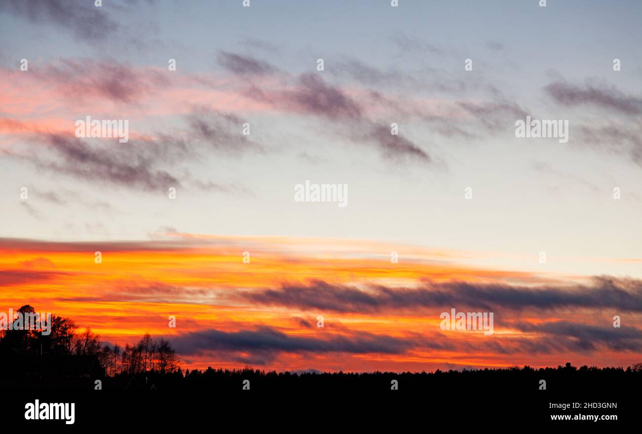 tramonto incredibile con molti colori nel cielo Foto Stock