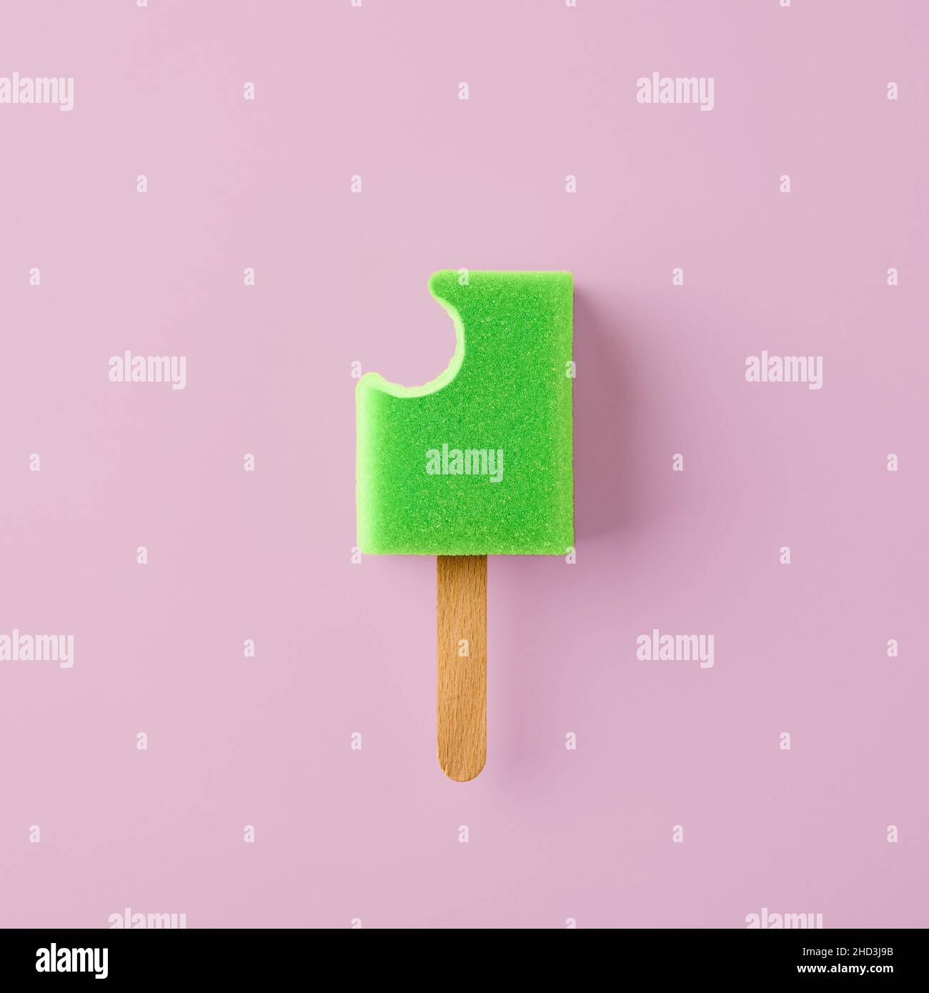 Gelato Popsicle in spugna con mordente su sfondo rosa pastello. Concetto di cibo estivo minimalista e creativo. Foto Stock