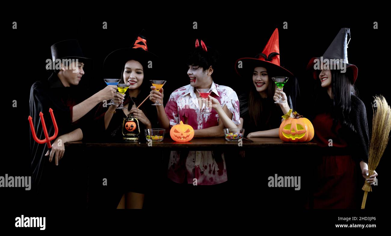 Gruppo giovane asiatico in costume celebrare Halloween festa su sfondo nero con concetto per Halloween festival di moda. Banda di teen Asian in cosplay Foto Stock