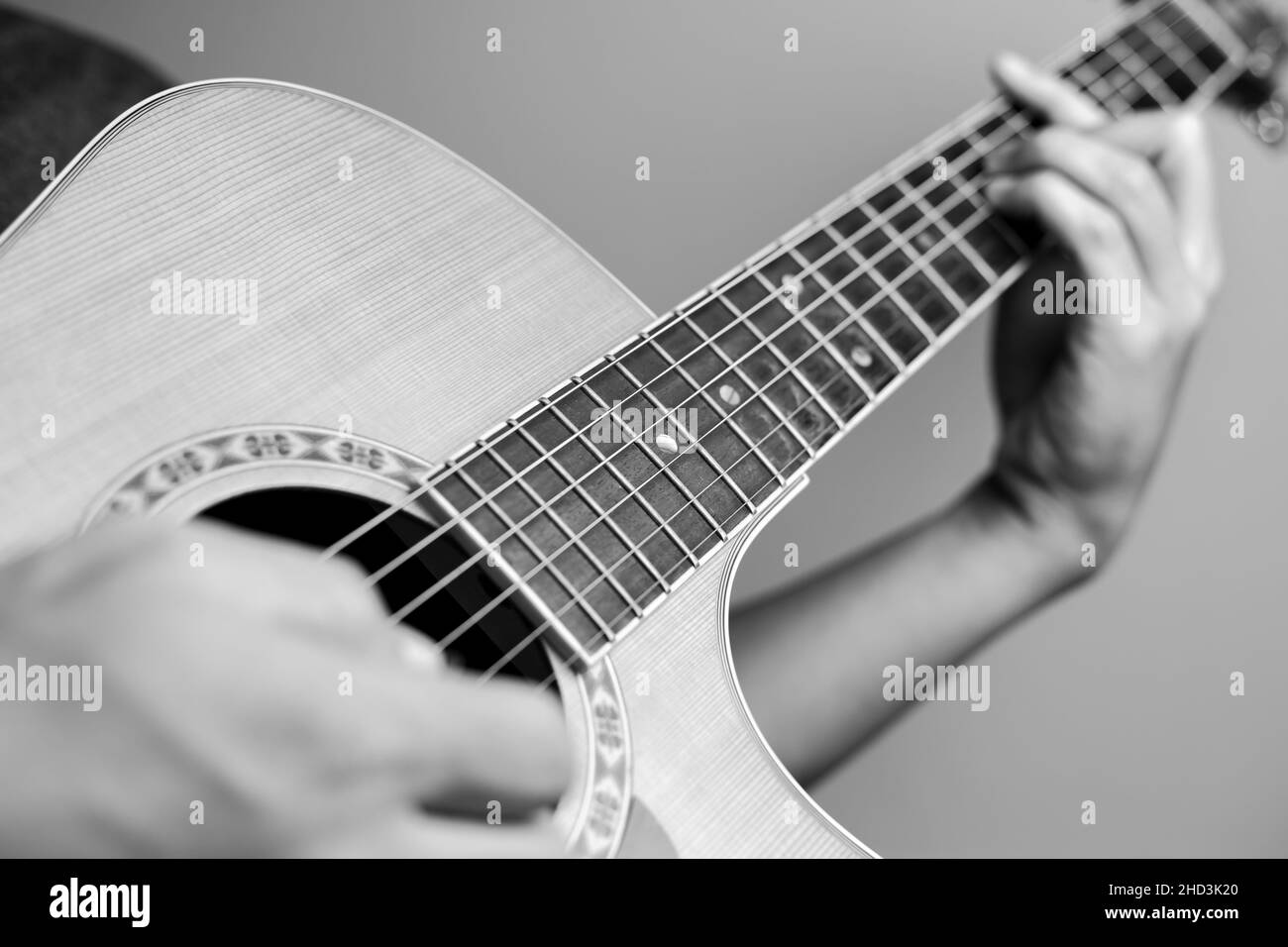 Musicisti maschili che suonano chitarra acustica. I musicisti di closeup stanno suonando la chitarra acustica. I musicisti di sesso maschile tengono accordi e strum guitar. Foto Stock