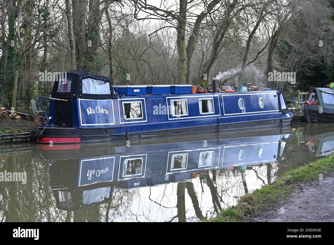 Un narrowboat e la sua riflessione sul canale di Oxford vicino alla frazione di Thrupp che è a nord del villaggio di Kidlington, Oxfordshire. Foto Stock