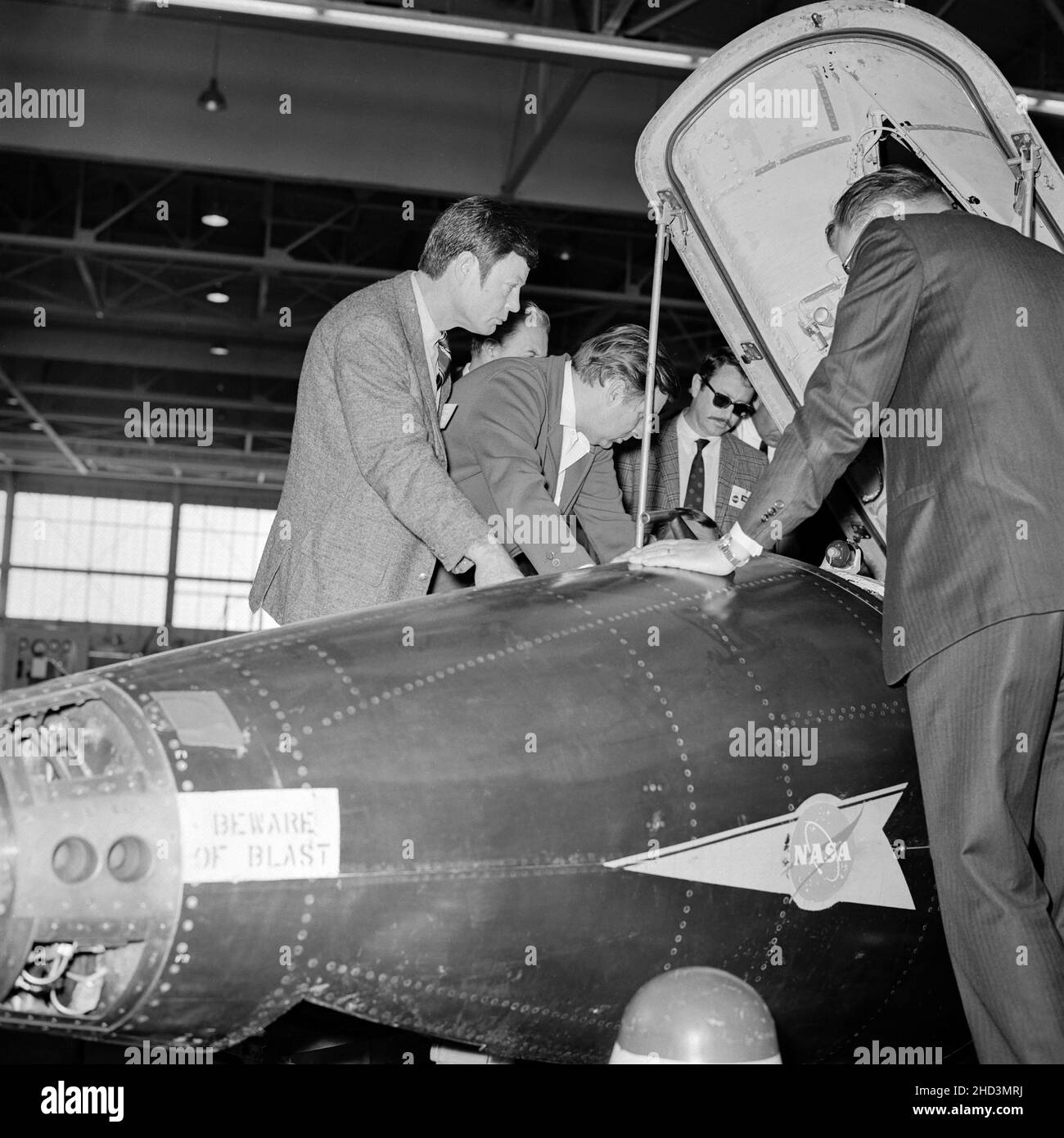 I membri del cast della serie televisiva Star Trek del 1960s visitano la NASA Dryden Flight Research Center, ora Armstrong, nel 1967. Il Chief Medical Officer Leonard ‘Bones’ McCoy interpretato da DeForest Kelley e il creatore della mostra gene Roddenberry ricevono un briefing su X-15 cockpit come si vede all'interno. Foto Stock