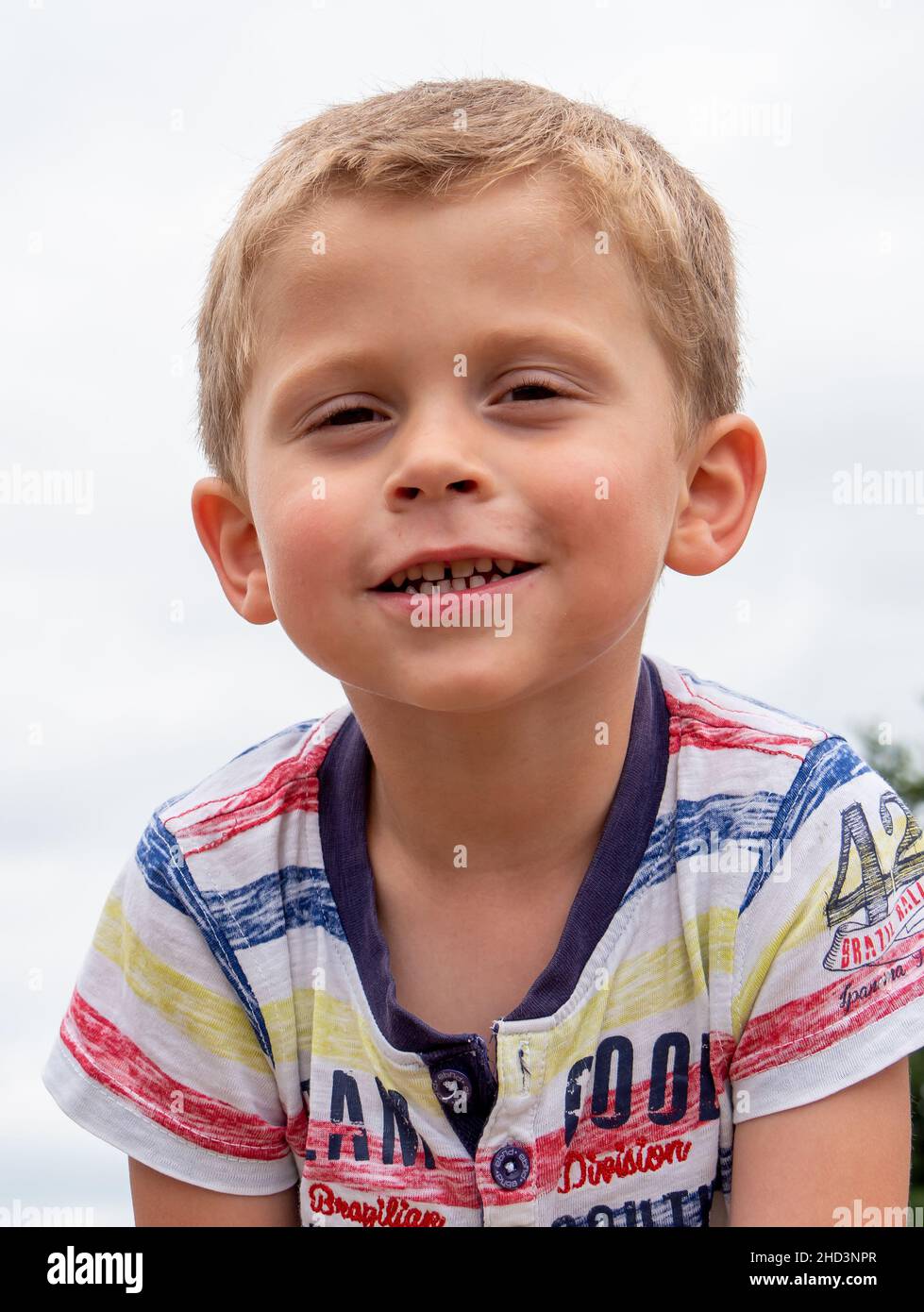 un bambino di 4 anni faccia sorridente Foto stock - Alamy