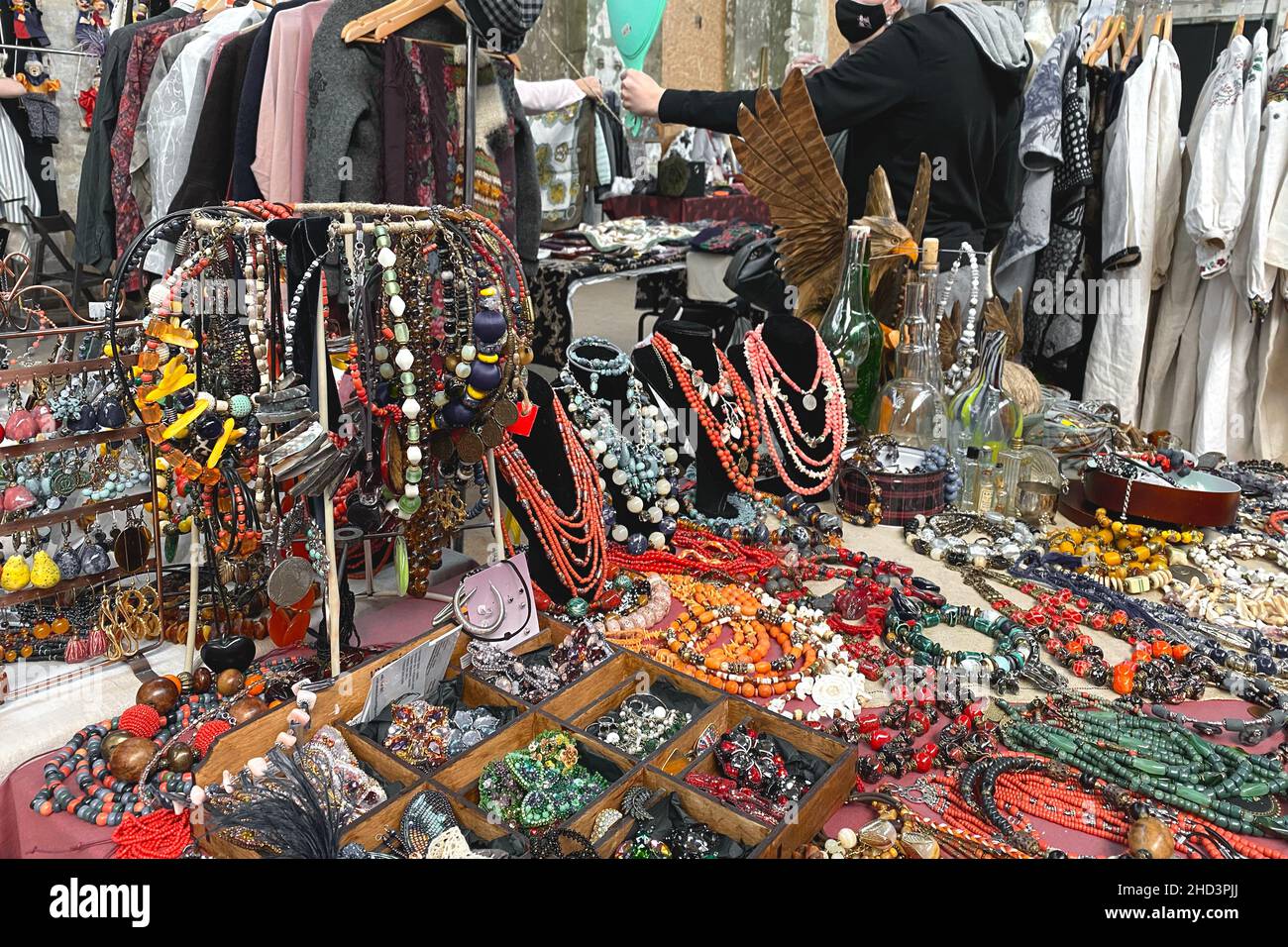Lviv, Ucraina - 16 maggio 2021 : Antiquariato e gioielli d'epoca sul mercato delle pulci o festival stagionale - gioielli, spille d'argento e altre cose d'epoca. C Foto Stock