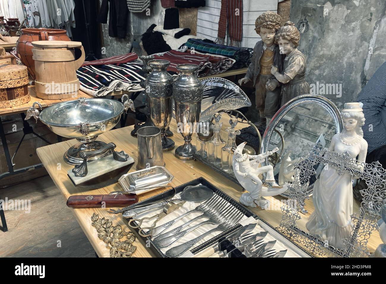 Lviv, Ucraina - 16 maggio 2021 : Antiquariato sul mercato delle pulci, vintage argenteria - cucchiai, coltelli, forchette e altre cose d'annata. Memorabi da collezione Foto Stock