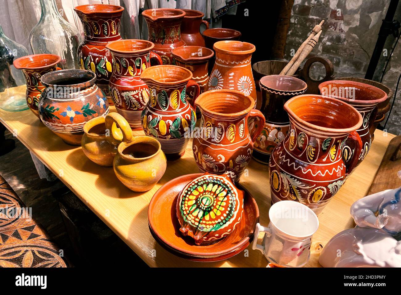 Antiquariato sul mercato delle pulci - piatti di ceramica vintage, vasi e altre cose d'epoca. Terracotta vetrata ucraina tradizionale. Oggetti da collezione memorabilia A. Foto Stock