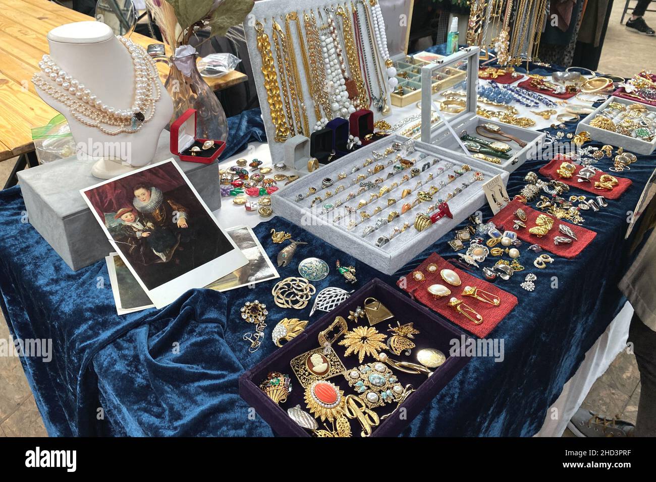 Lviv, Ucraina - 16 maggio 2021 : Antiquariato e gioielli d'epoca sul mercato delle pulci - gioielli, spille d'argento e altre cose d'annata. Oggetti da collezione Foto Stock