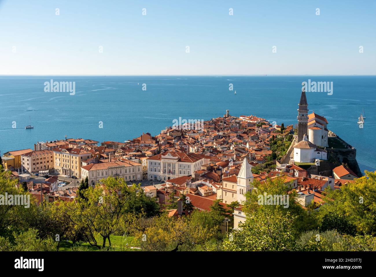 La città costiera Piran in Slovenia e il mare mediterraneo sullo sfondo Foto Stock