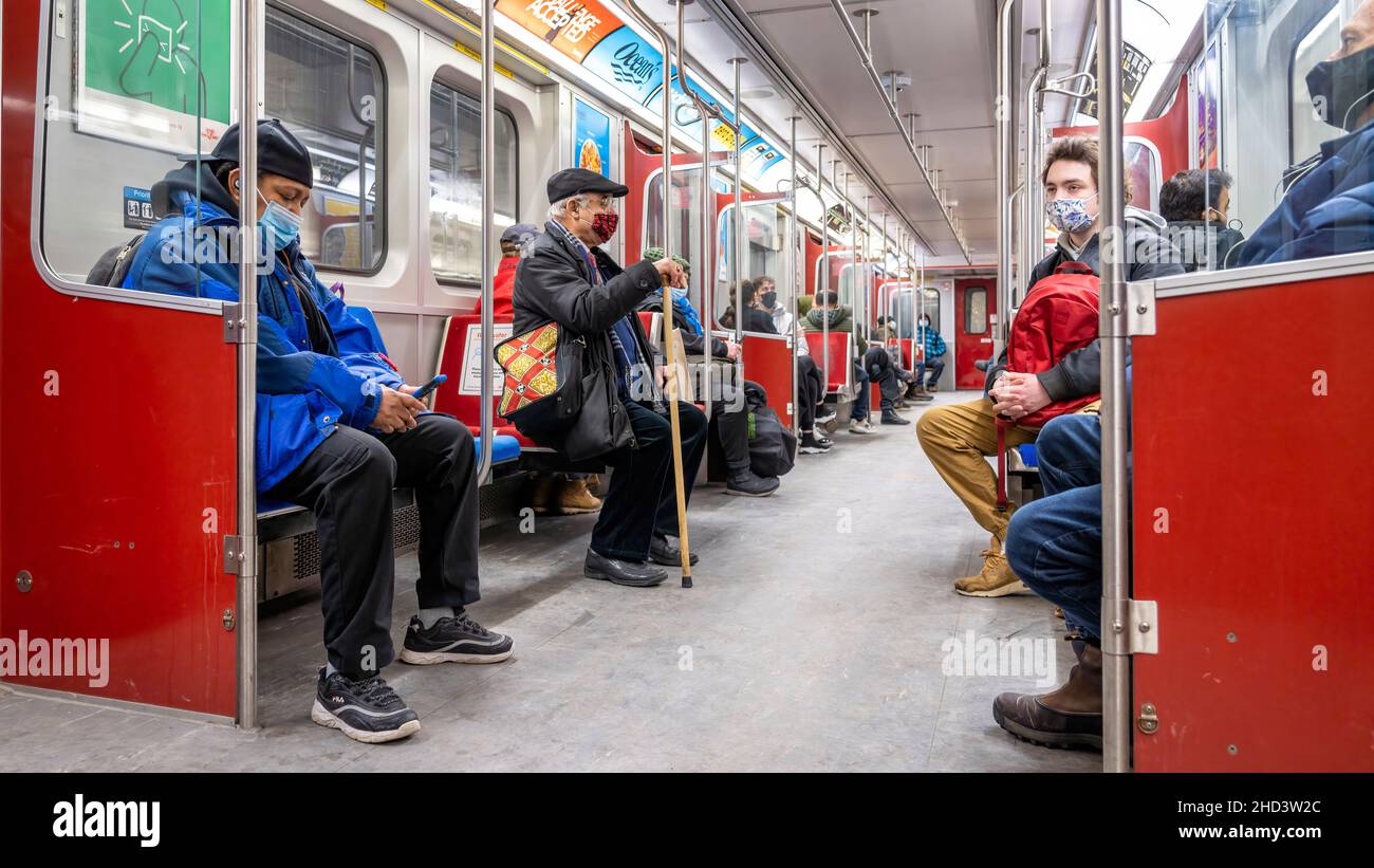 Le persone che indossano maschere protettive mentre cavalcano il treno della metropolitana Toronto Transit Commission (TTC). 3 gennaio 2022 Foto Stock