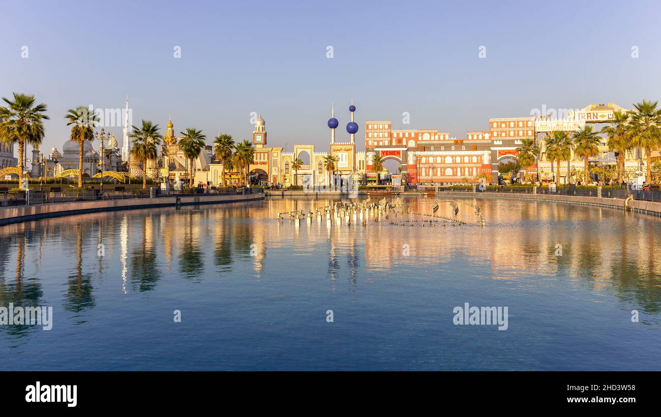 Dubai, Emirati Arabi Uniti, 10.01.21. Vista panoramica del parco divertimenti Global Village a Dubai con i padiglioni nazionali di Bahrain, Kuwait, Iran e Yemen che si riflettono in wate Foto Stock