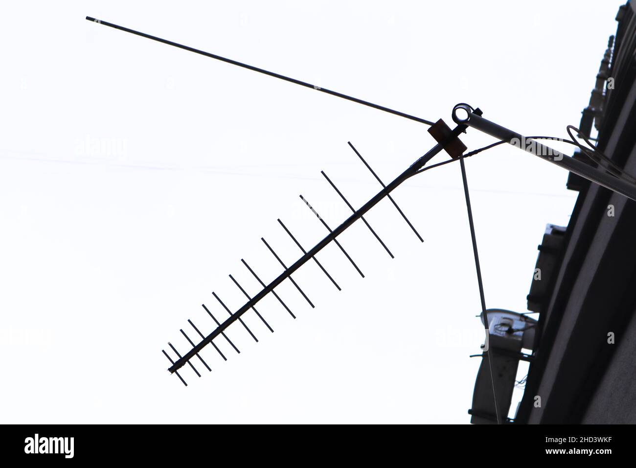Antenna TV VHF o UHF esterna sul tetto dell'edificio contro il cielo. Televisione  analogica Foto stock - Alamy