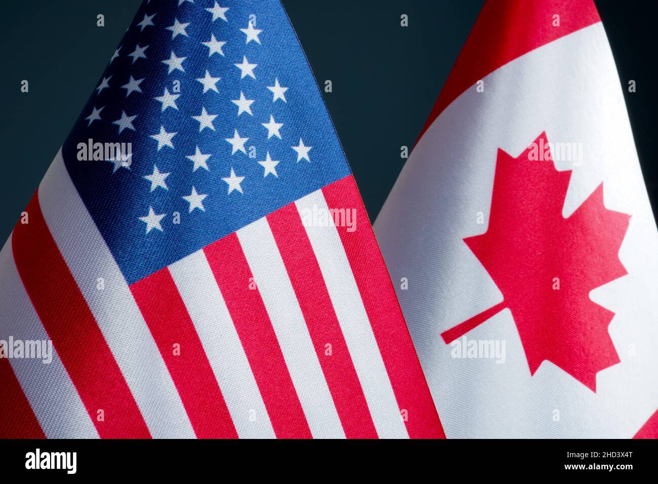 Primo piano delle bandiere nazionali USA e Canada. Foto Stock