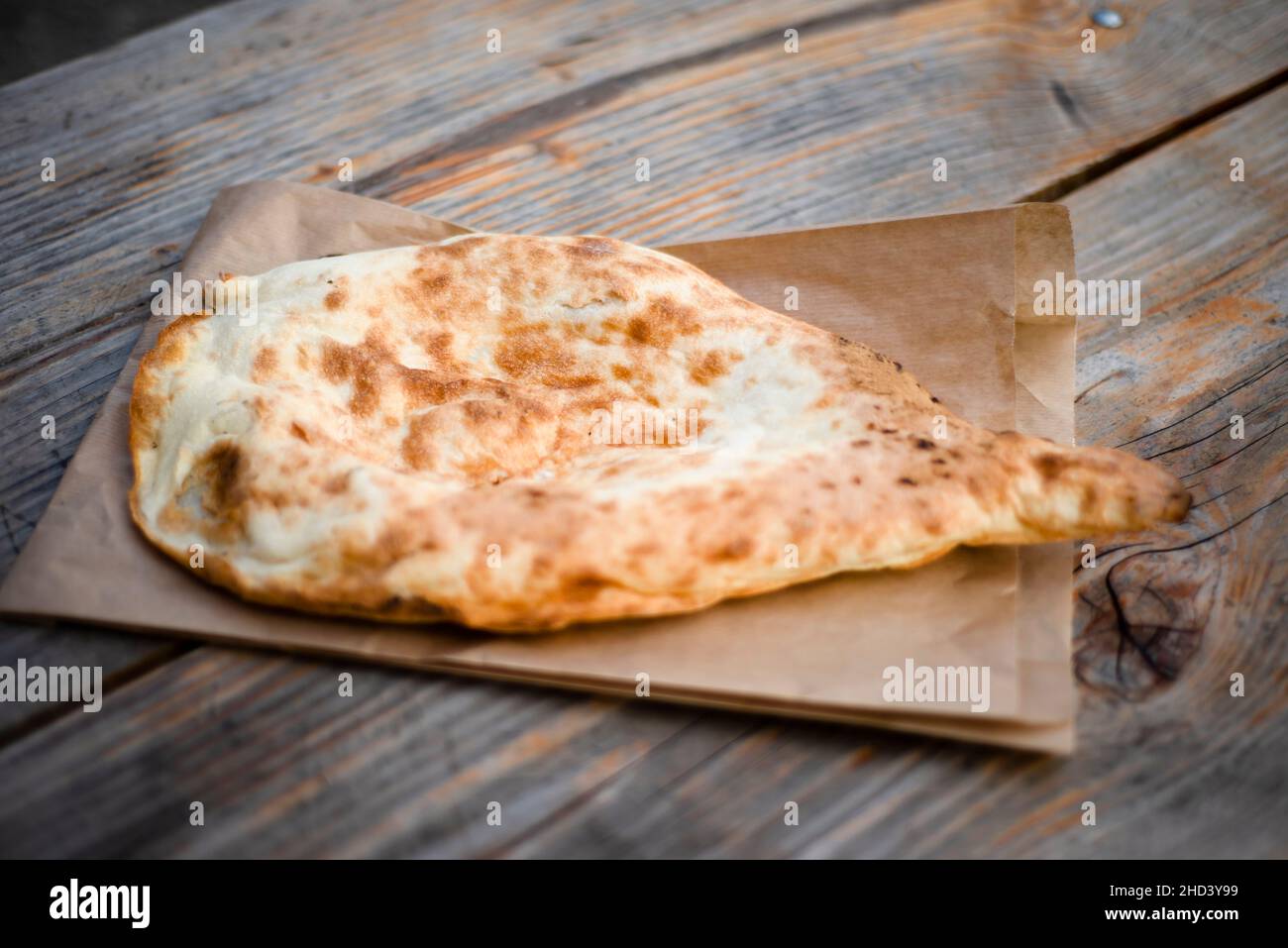 Pane nazionale su un sacchetto di carta su un tavolo di legno. Lavasch caucasica. Pane piatto Tandoor. Temi eco-compatibili. Foto Stock