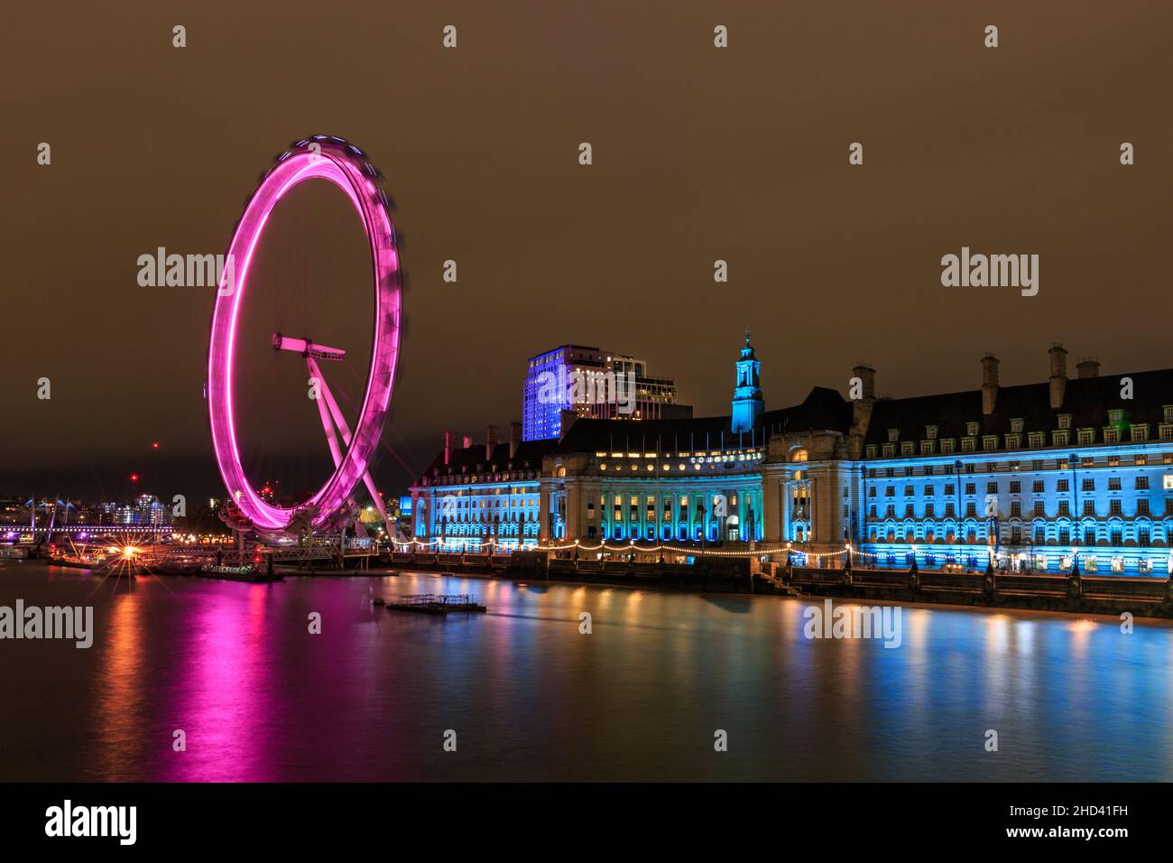 La ruota del London Eye e l'edificio County Hall sul Tamigi di notte, illuminato, Londra, Inghilterra Foto Stock