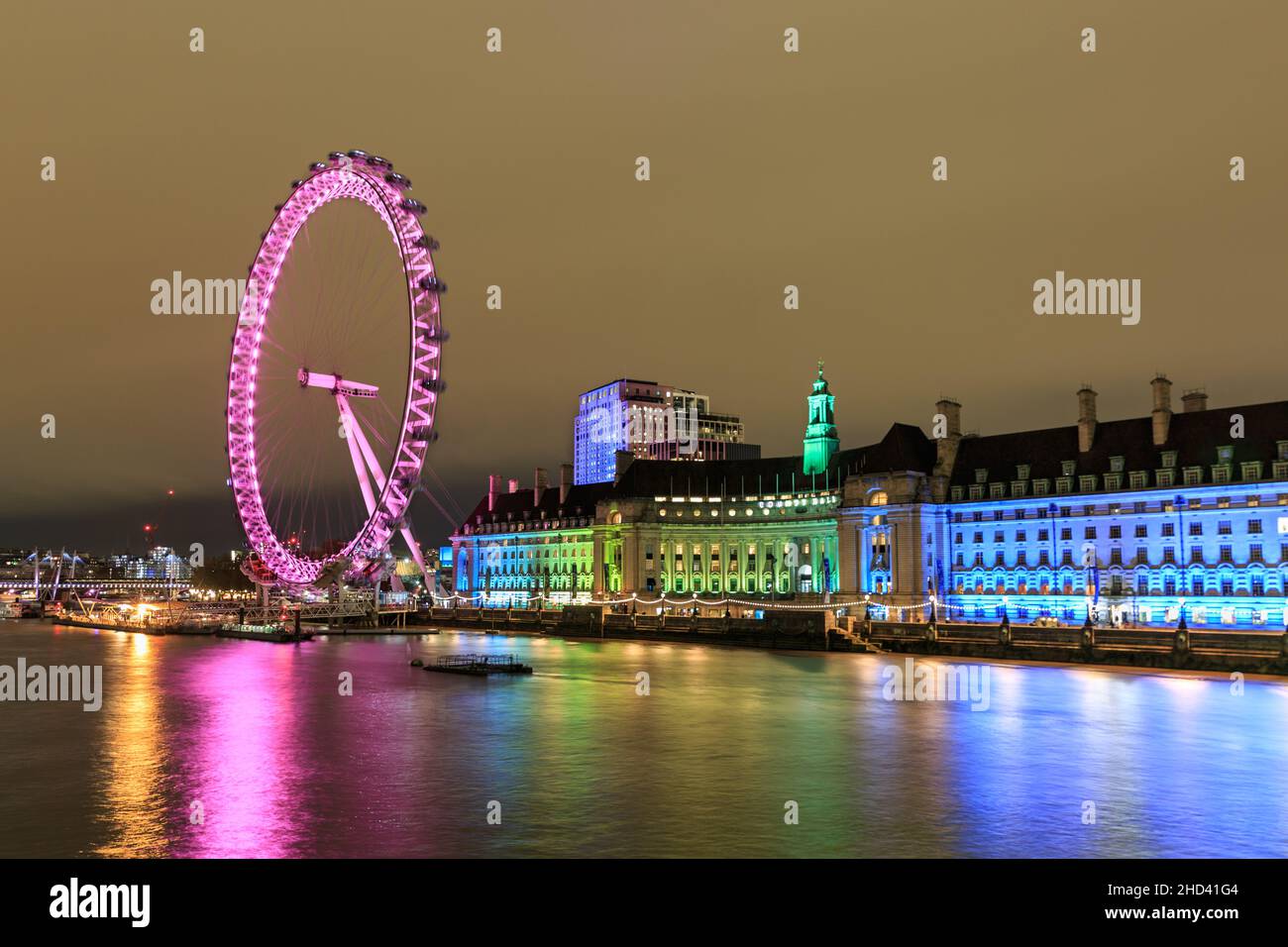 Londra di notte, la ruota del London Eye, County Hall e South Bank dal Tamigi, illuminato, Londra, Inghilterra Foto Stock