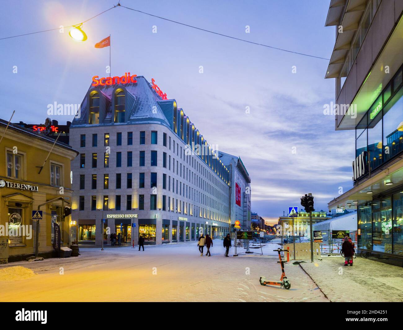 Turku, Finlandia - 24 dicembre 2021: Verticale Night View of Scandic Hotel Buidling Front Aid Downtown Turku, Scandic è una catena alberghiera svedese Operatin Foto Stock