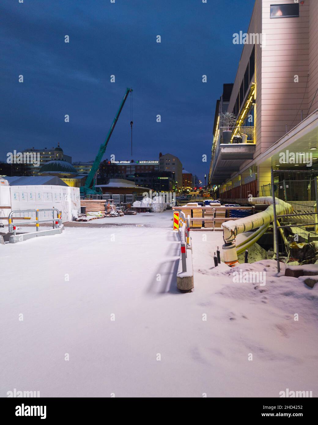 Turku, Finlandia - 24 dicembre 2021: Vista verticale del centro di Turku dove sta andando la costruzione per New Medical City. Foto Stock