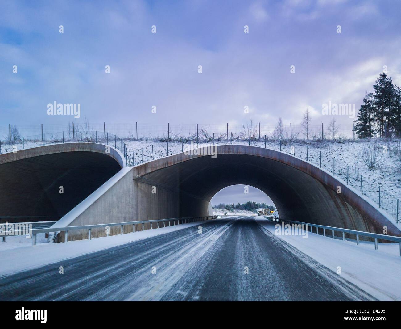 Autostrada Vista dell'autostrada E18 attraverso Lohja City in Finlandia. Foto Stock