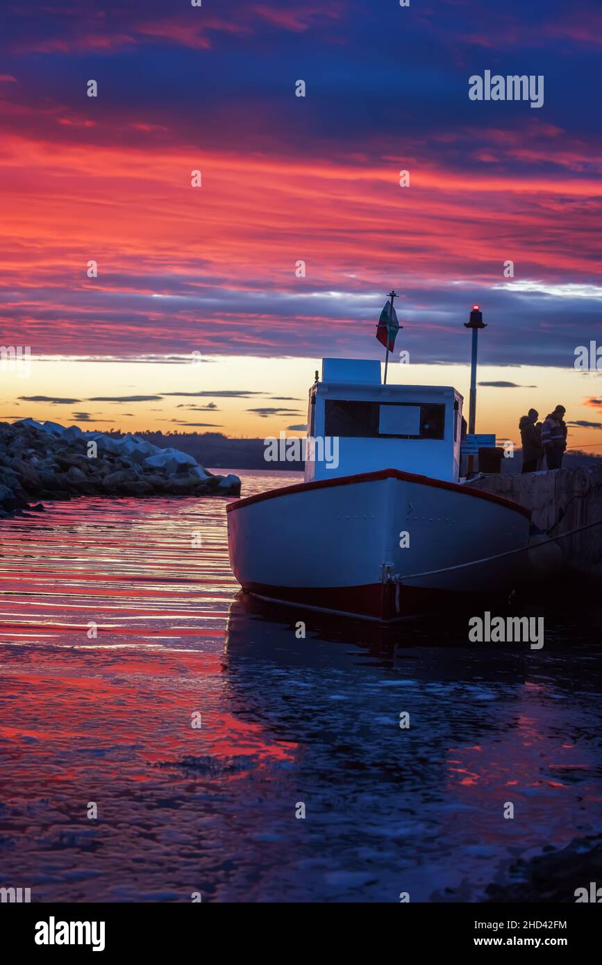 Barca da pesca al tramonto. Vista sulla silhouette del lago al tramonto. Burgas Bay. Bulgaria. Foto Stock