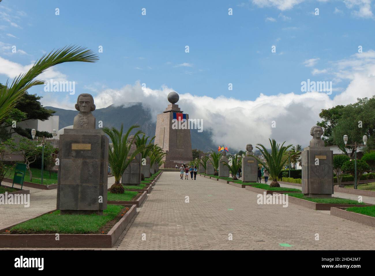 San Antonio de Pichincha, Pichincha, Ecuador - Dicembre 4 2021: Gruppo di turisti che camminano intorno al monumento del Medio del mondo vicino alla città Foto Stock