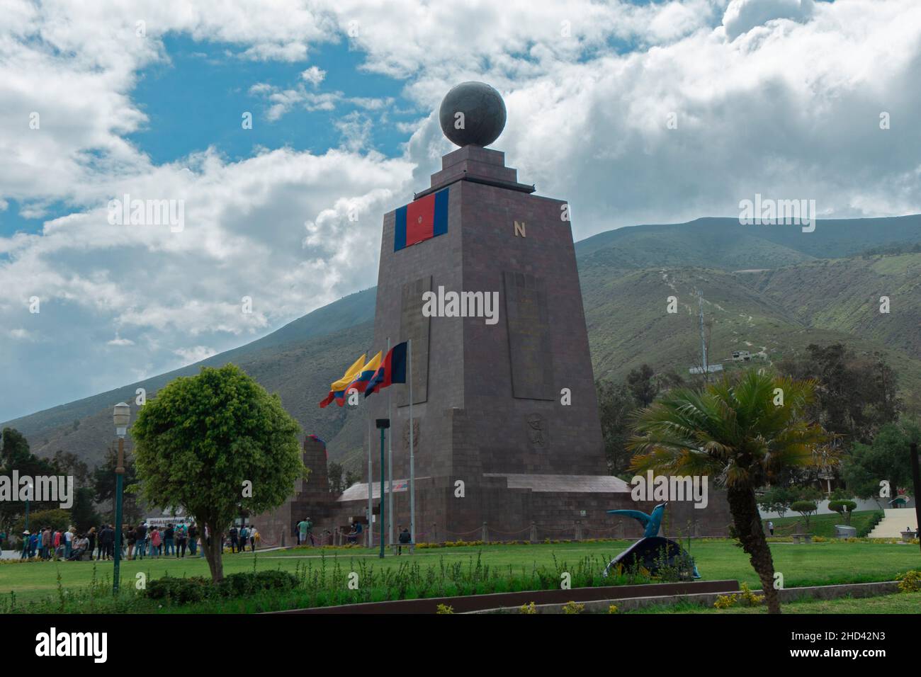 San Antonio de Pichincha, Pichincha, Ecuador - Dicembre 4 2021: Gruppo di turisti che entrano nel monumento del Medio del mondo vicino alla città di Quito Foto Stock