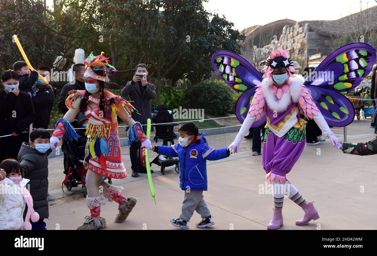 Zhengzhou, provincia cinese di Henan. 2nd Jan 2022. I bambini interagiscono con gli artisti in un parco a tema animale a Zhengzhou, provincia centrale di Henan, 2 gennaio 2022. Credit: Yuyuyuyuyuyuyuyuyuyuyuyuyuyuyuy Foto Stock
