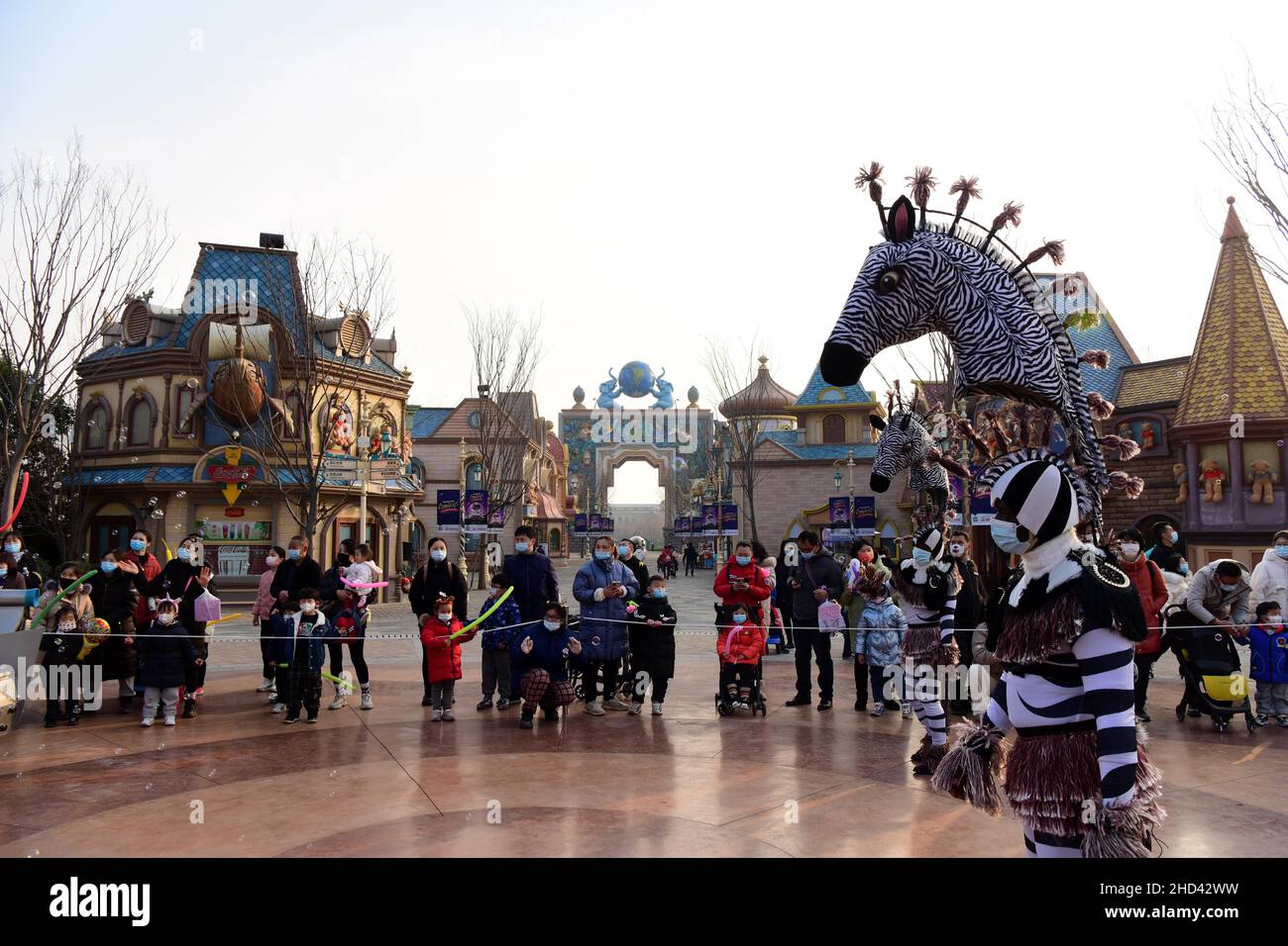 Zhengzhou, provincia cinese di Henan. 2nd Jan 2022. I turisti guardano in uno spettacolo presso un parco a tema animale a Zhengzhou, provincia centrale di Henan, 2 gennaio 2022. Credit: Yuyuyuyuyuyuyuyuyuyuyuyuyuyuyuy Foto Stock