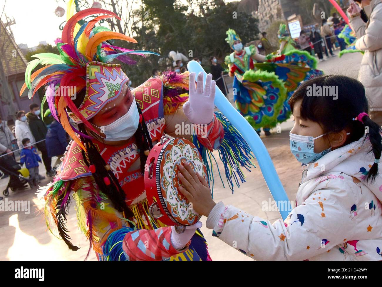 Zhengzhou, provincia cinese di Henan. 2nd Jan 2022. I bambini interagiscono con gli artisti in un parco a tema animale a Zhengzhou, provincia centrale di Henan, 2 gennaio 2022. Credit: Yuyuyuyuyuyuyuyuyuyuyuyuyuyuyuy Foto Stock