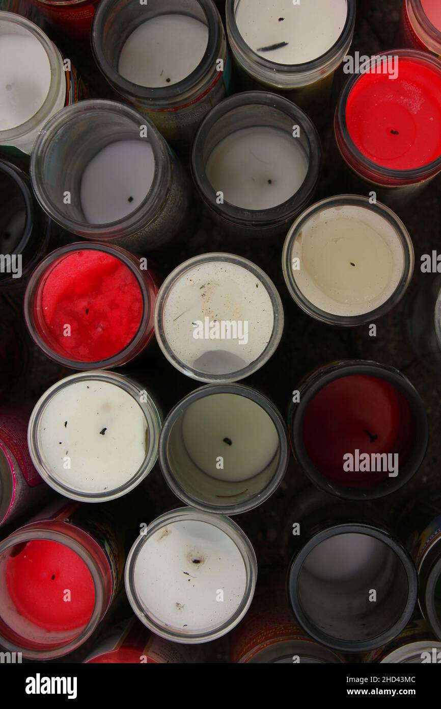 Molti giare di candele accese come wishfully pensare per le speranze ed i sogni per venire allineare. Foto Stock