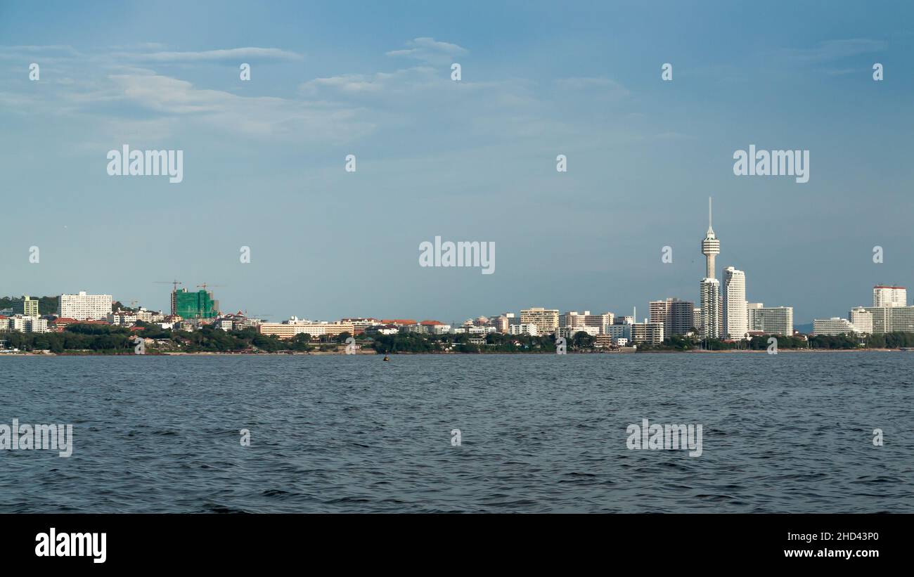 Vista panoramica della città di Pattaya dall'oceano con vista sugli edifici della città e sui grattacieli con splendidi cieli blu estivi e mari tranquilli. Foto Stock