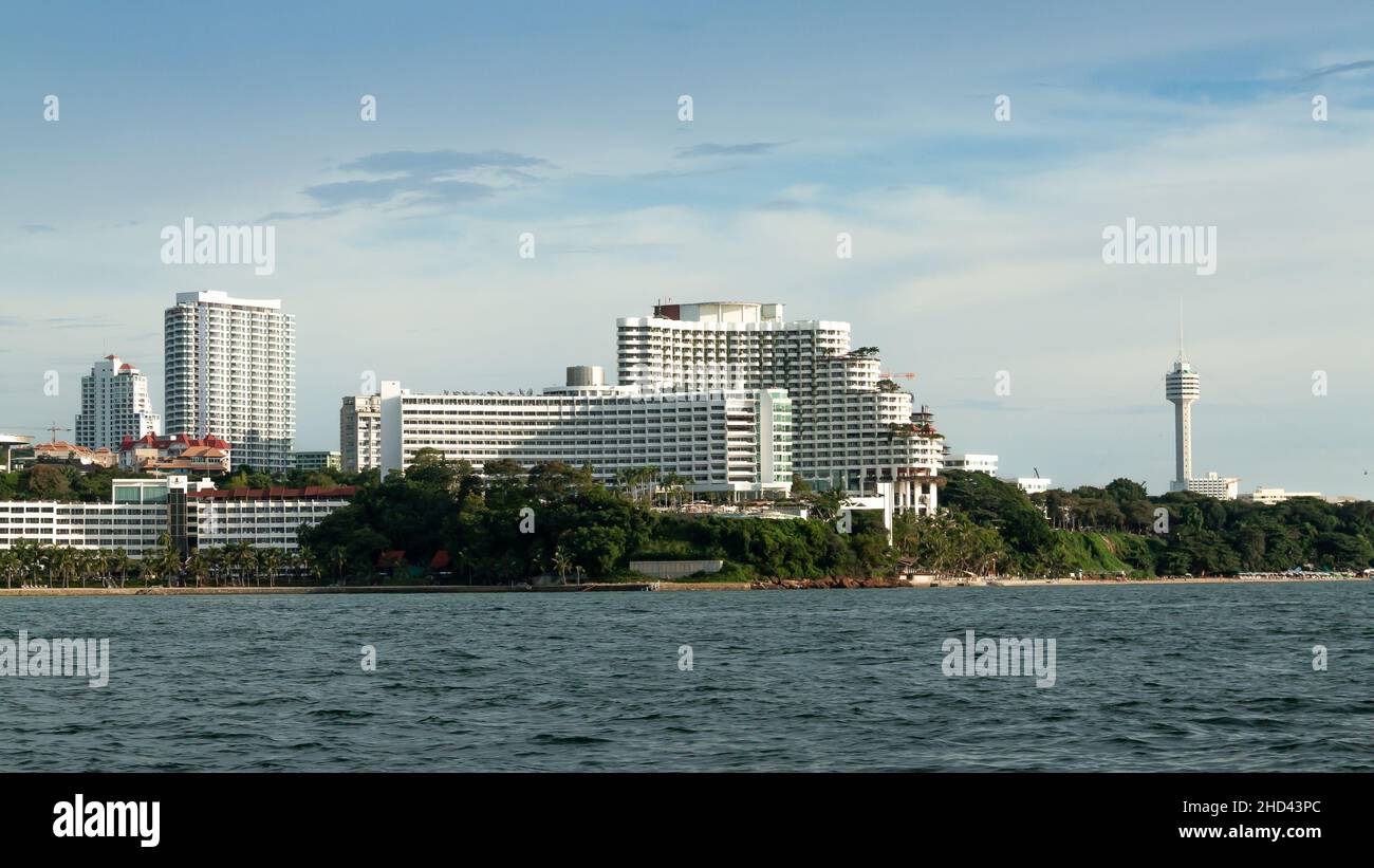 Vista panoramica della città di Pattaya dall'oceano con vista sugli edifici della città e sui grattacieli con splendidi cieli blu estivi e mari tranquilli. Foto Stock