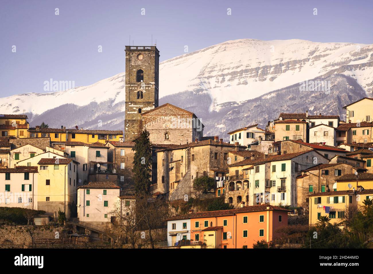 Coreglia Antelminelli, bellissimo villaggio e montagne innevate Appennini sullo sfondo in inverno. Garfagnana, Toscana, Italia Europa Foto Stock