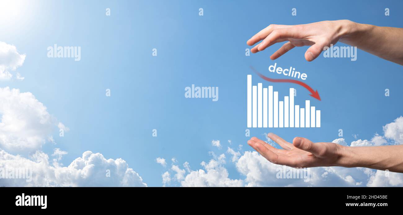 Uomo d'affari che tiene i grafici olografici e stock.declinare, diminuire, giù, cadere. Statistica aziendale. Carriera, soldi, concetto di successo. Regressione, critico Foto Stock