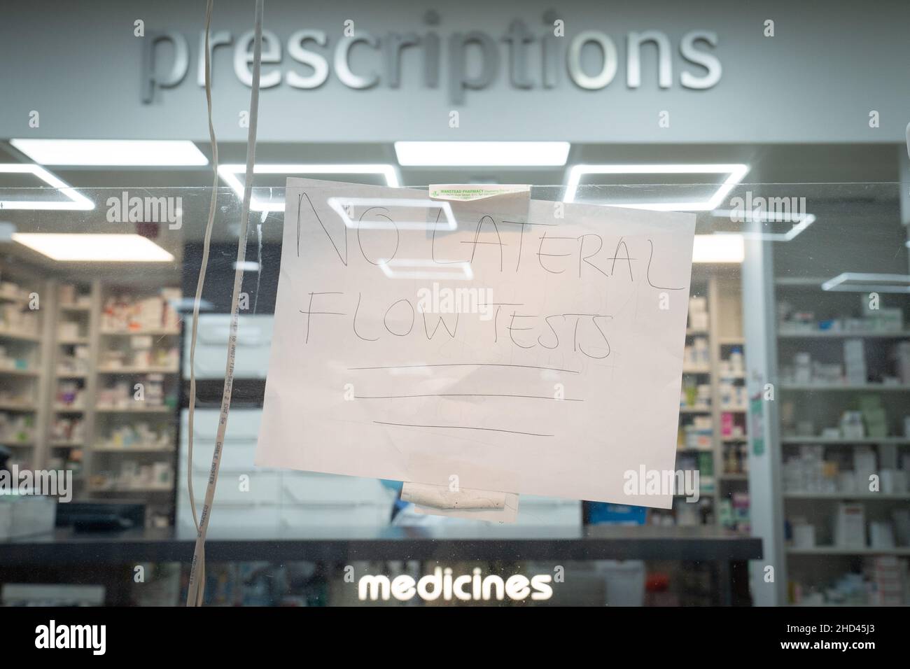 Un cartello che indica ai clienti che non sono disponibili kit per test a flusso laterale nella finestra di Wanstead Pharmacy a Londra est. Data foto: Lunedì 3 gennaio 2022. Foto Stock