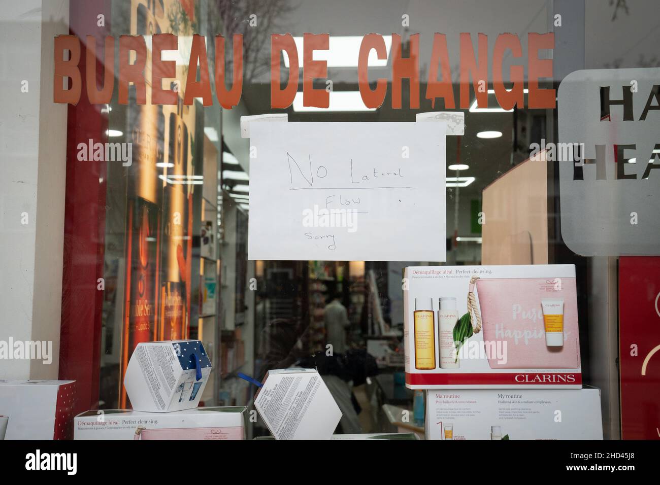Un cartello che indica ai clienti che non sono disponibili kit per test a flusso laterale nella finestra di Wanstead Pharmacy a Londra est. Data foto: Lunedì 3 gennaio 2022. Foto Stock