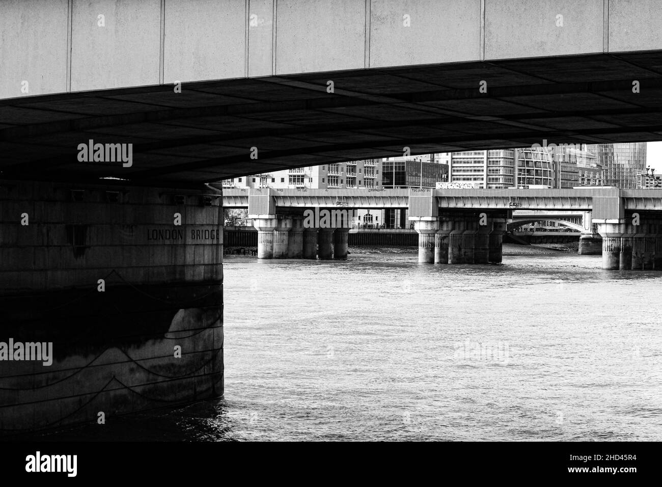Immagine in scala di grigi del London Bridge sul Tamigi, Londra, Inghilterra Foto Stock