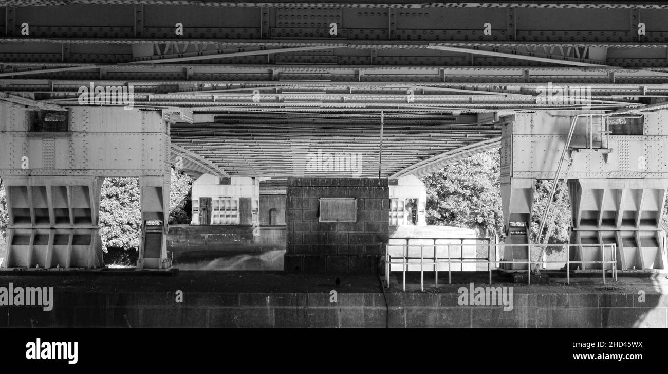 Immagine in scala di grigi del Battersea Bridge sul Tamigi a Londra, Inghilterra Foto Stock