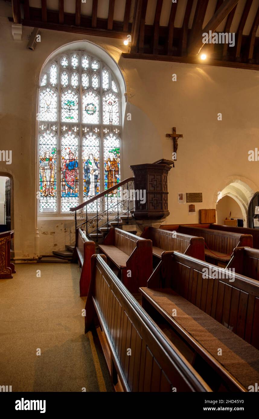 L'interno della chiesa parrocchiale di San Michele, Minehead, Somerset, Regno Unito, che mostra le belle vetrate ad arco e cialde nel foregrou Foto Stock