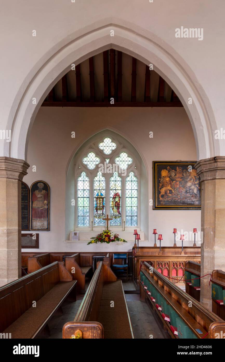 L'interno della chiesa parrocchiale di San Michele, Minehead, Somerset, Regno Unito, che mostra le belle vetrate ad arco e cialde nel foregrou Foto Stock