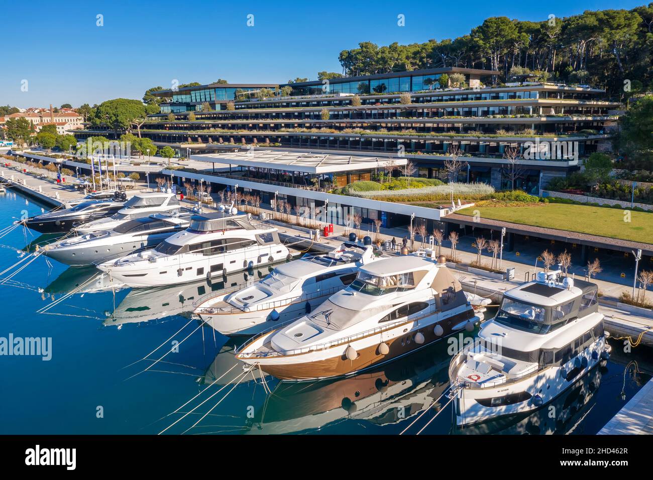 ROVIGNO, CROAZIA - 16 DICEMBRE 2021 - moderno e di lusso Grand Park Hotel e ACI Marina a Rovigno - Rovigno, basso fuco, Istria, Croazia Foto Stock