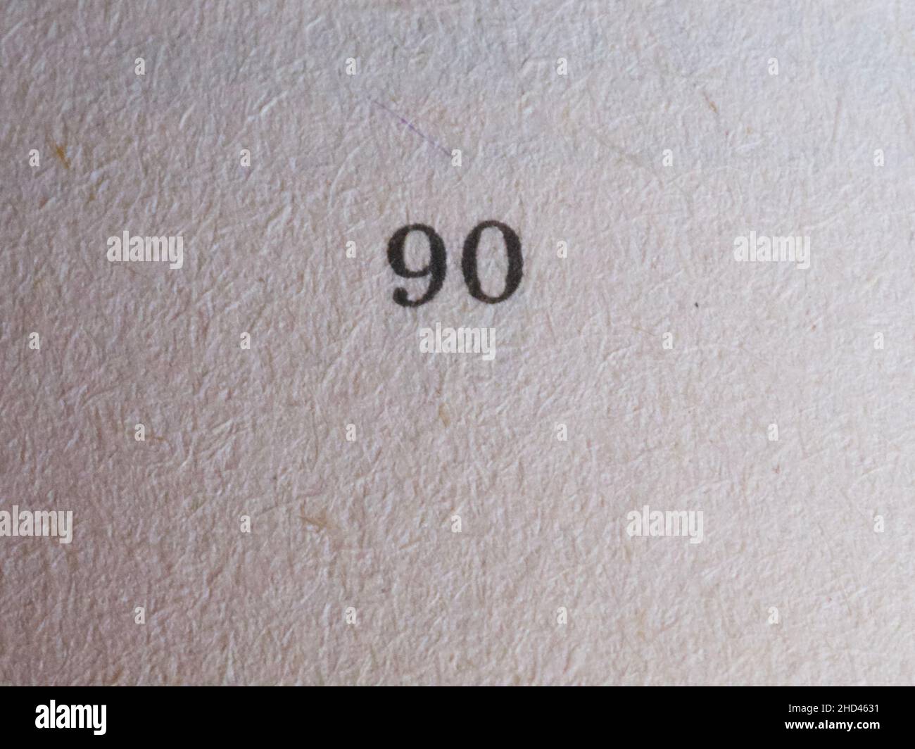 Il numero 90 stampato su un foglio di carta. Grana carta. Foto Stock