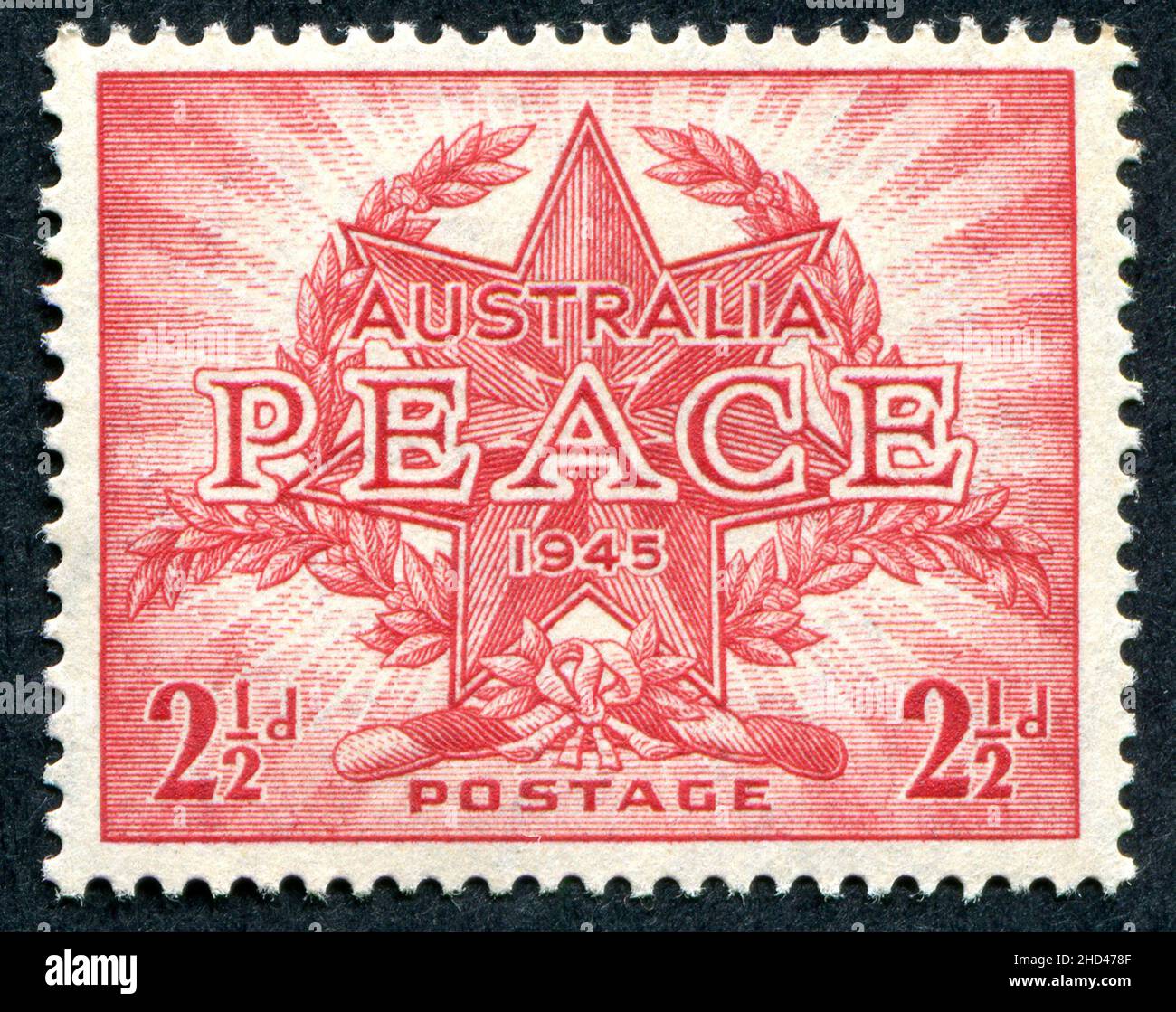 A 1946 numero 2 1/2D francobollo australiano dal titolo “Peace 1945” che commemora la fine della seconda guerra mondiale. Il francobollo è stato progettato e inciso da Frank D. Manley. Foto Stock
