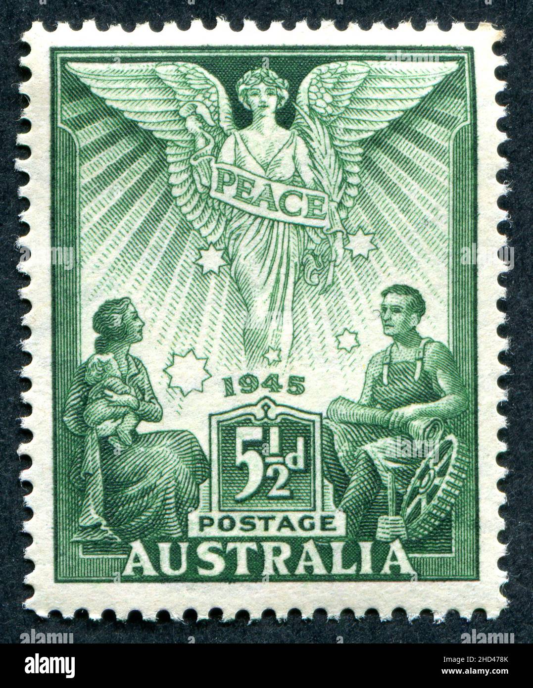 A 1946 numero 5 1/2D francobollo australiano dal titolo “Peace 1945” che commemora la fine della seconda guerra mondiale. Il francobollo fu disegnato da George Lissenden e inciso da Frank D. Manley. Foto Stock