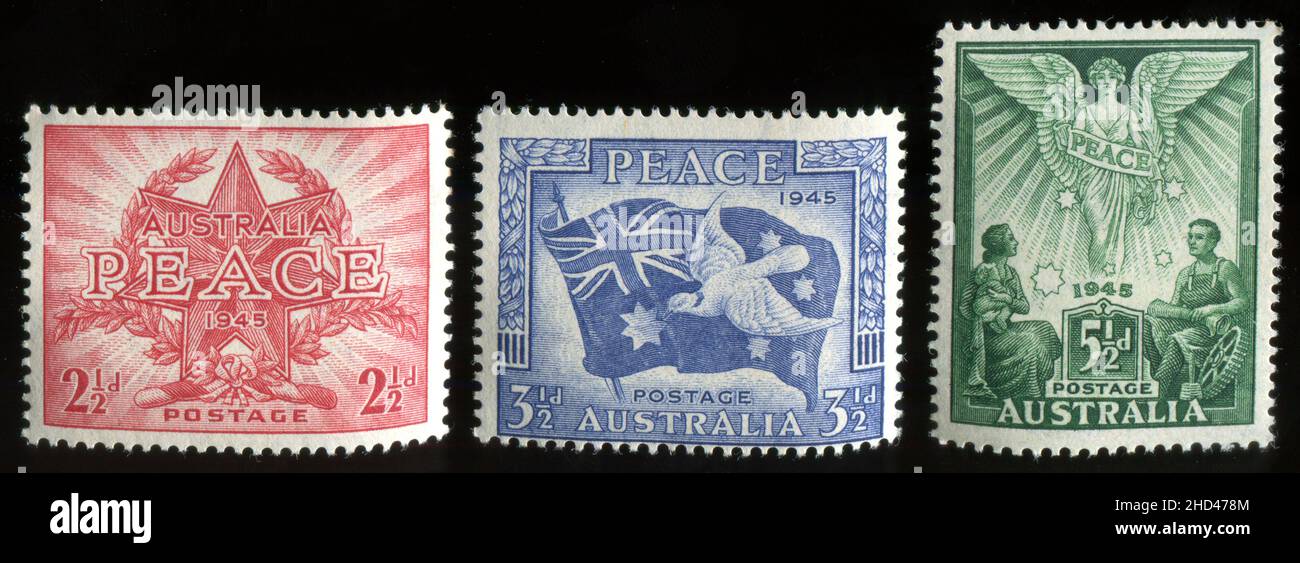 Una serie di francobolli australiani del 1946 dal titolo “Peace 1945” che commemorano la fine della seconda guerra mondiale. I francobolli furono disegnati da Frank D. Manley e George Lissenden e incisi da Manley. Foto Stock