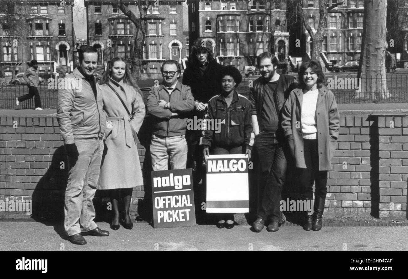 Un picket ufficiale presidiato da sette membri del ramo Southwark del sindacato britannico, NALGO (National and Local Government Officers' Association). Southwark, Londra. Metà 1980s. Foto Stock