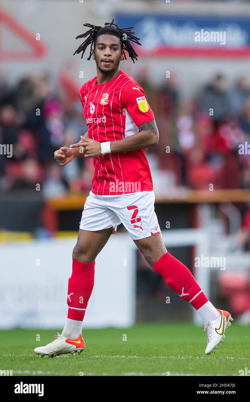 Akinwale Odimyo di Swindon Town durante la partita della Sky Bet League Two al County Ground di Swindon. Data foto: Sabato 1 gennaio 2022. Foto Stock