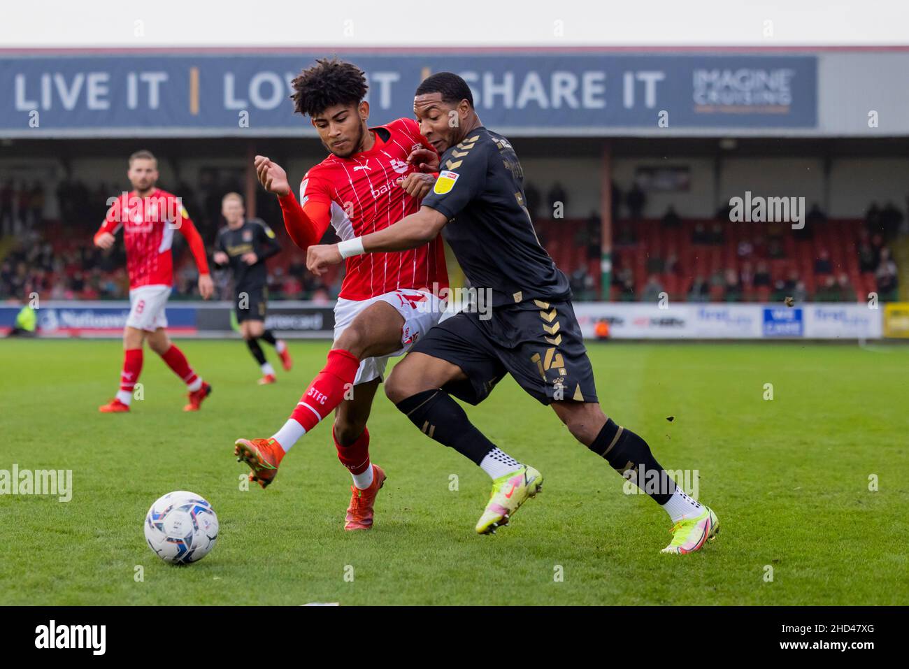 Il Kaine Kesler di Swindon Town (a sinistra) sfidato da Ali Koiki di Northampton Town (a destra) durante la partita della Sky Bet League Two al County Ground di Swindon. Data foto: Sabato 1 gennaio 2022. Foto Stock