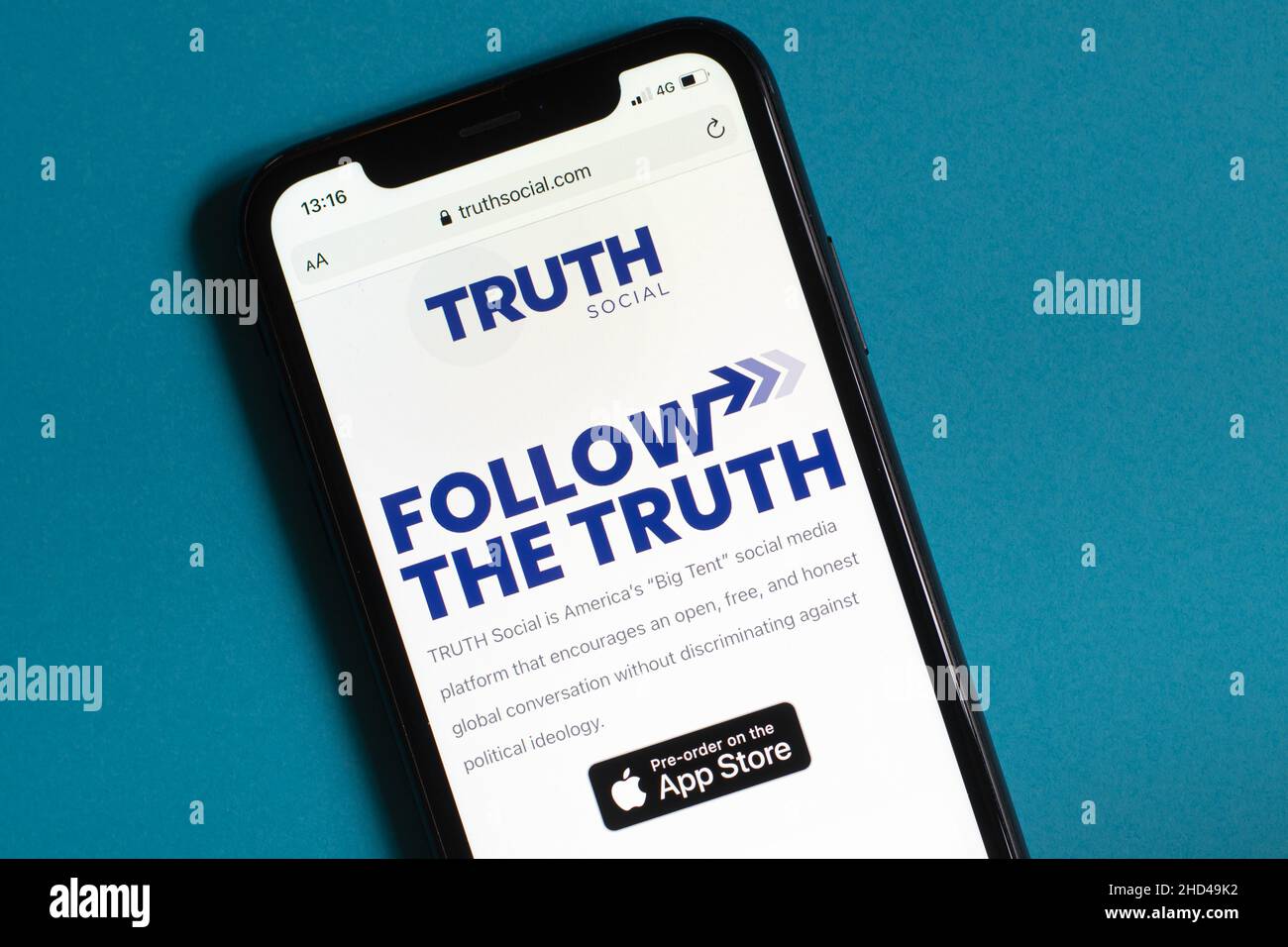 Milano, Italia - 3 gennaio 2022: La verità l'app sociale di Trump Media & Technology Group pagina web su uno smartphone. Foto Stock
