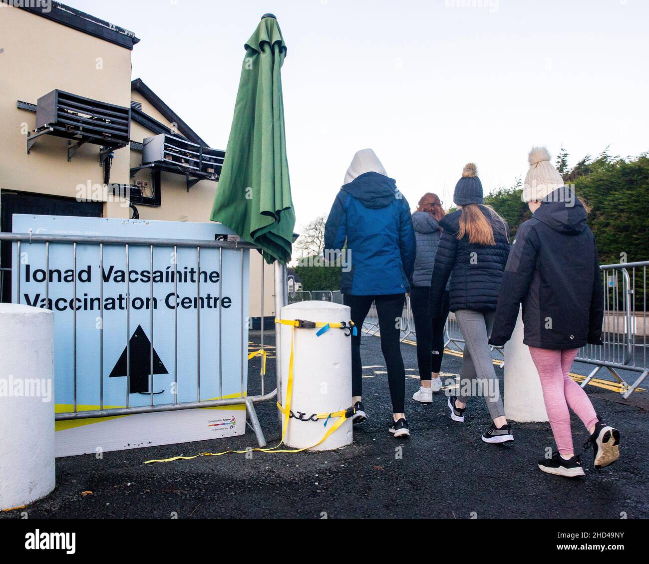 Una madre porta le sue tre figlie nel centro di vaccinazione del Glengarn Hotel a Castleblaney, County Monaghan. I genitori in Irlanda possono ora registrare i bambini di età compresa tra i 5 e i 11 anni per i vaccini Covid-19, con il lancio previsto per iniziare con preminenza. Foto Stock